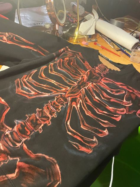 Pink Bleached Shirt, Bleach Designs On Hoodie, Skeleton Bleach Hoodie, Skeleton Bleach Shirt, Bleach Tee Shirt Ideas, Painting Shirt Ideas, Bleach Shirt Diy Ideas, Bleached Clothes Ideas, Cool Bleach Shirt Designs