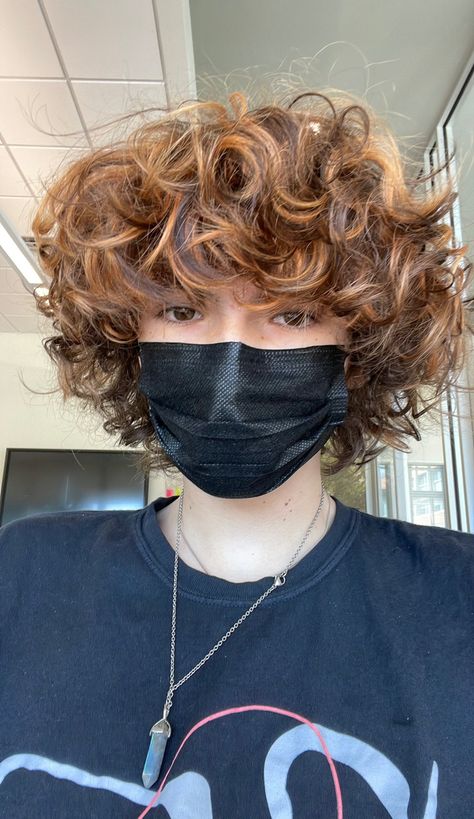 Short Fluffy Hair, Non Binary Haircuts, Fluffy Curly Hair, Haircuts Curly, Shot Hair, Androgynous Hair, Haircut Inspo, Dye Ideas, Short Curly Haircuts