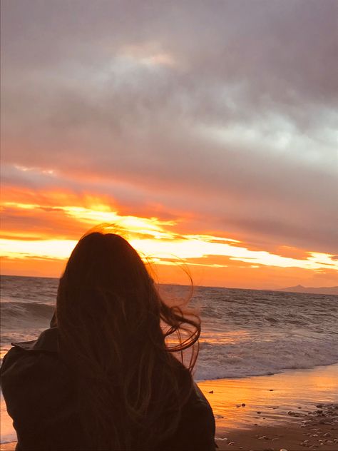 Sunset,photo ideas Sky Rain, Sunset Beach Pictures, Photographie Indie, Sunset Girl, Beach Instagram Pictures, Sunset Lamp, Girl Shadow, Night Sky Wallpaper, Shadow Photos