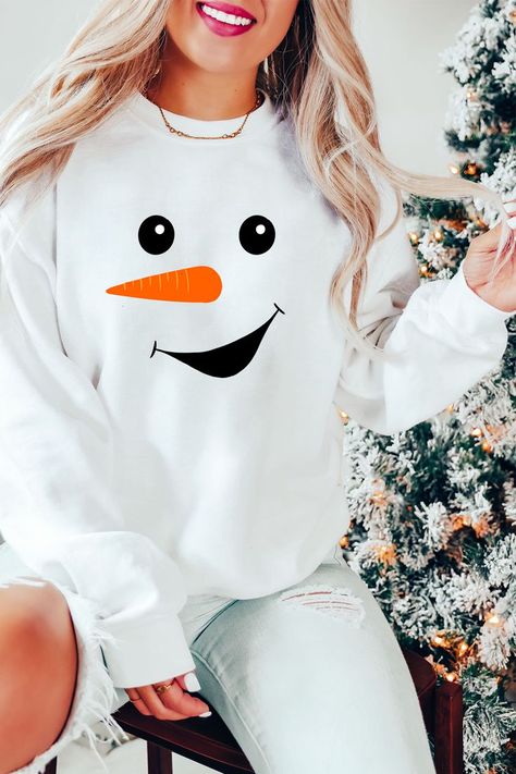 Snowman Shirts, Outfit Navidad, Chrismas Crafts, Jeans And T Shirt Outfit, Snowman Sweater, Snowman Shirt, Jeans Outfit Women, Shell Ornaments, Sweatshirt Christmas