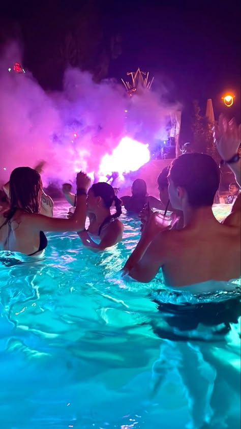 Pool Party At Night, Beach Party Aesthetic, Pool Party Aesthetic, Friends Pool Party, Night Pool Party, Wedding Pool Party, Summer Fun List, Summer Plans, Summer Bucket Lists