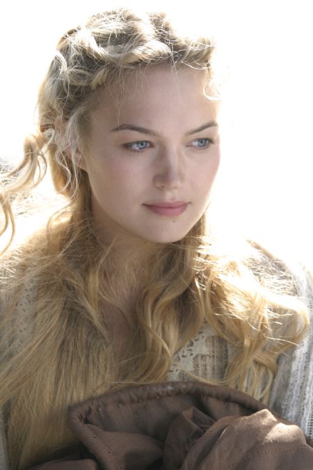 Natalie? Slightly skinnier face, bigger eyes.  Sophia Myles (Madame de Pompadour from Girl in the Fireplace) Tristan And Isolde Movie, Tristan Isolde, Sophia Myles, A Discovery Of Witches, Legolas, High Fantasy, Story Inspiration, Looks Vintage, Rapunzel