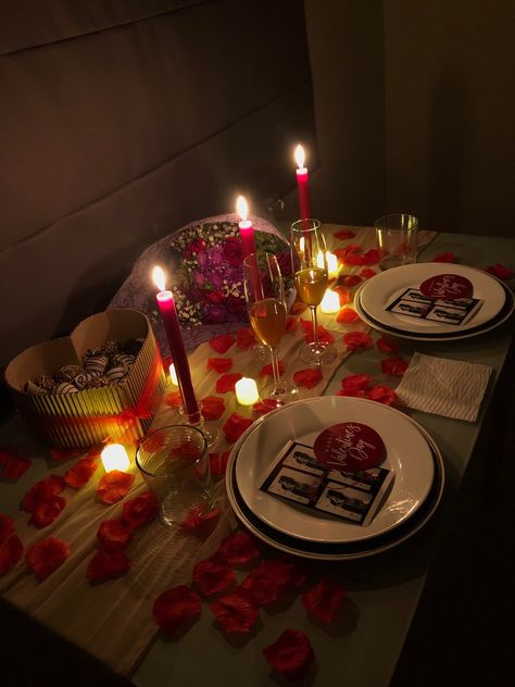 Romantic Table Setting For Two At Home Ideas Simple, Date Table Set Up, Anniversary Decorations Simple, Cena Romantica Aesthetic, Candle Light Dinner Table Decoration, Anniversary Set Up Ideas At Home, Romantic Dinner For Two Candlelight, At Home Romantic Dinner Setup, Valentine Room Decor