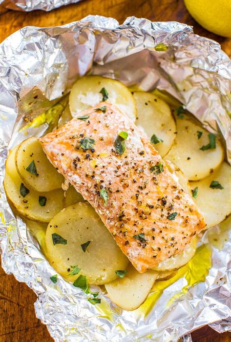 Potato Foil Packets, Salmon Foil Packets, Clean Eating Baking, Foil Packet Dinners, Baked Fish Recipes, Foil Pack Meals, Foil Dinners, Foil Packet Meals, Salmon Potato