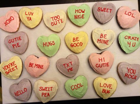 Conversation heart cupcakes... Valentines Recipes Desserts, Heart Shaped Candy, Candy Cupcake, Heart Cupcakes, Buttercream Cake Decorating, Heart Cakes, Happy Hearts Day, Galentines Party, Cake Decorating Piping