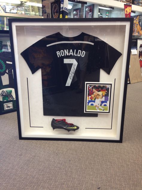 RONALDO autograph jersey shoe photo display Framed Soccer Jersey, Tshirt Frame Display Diy, Jersey In Frame, Framed Jersey Ideas, Ronaldo Autograph, Football Jersey Display Ideas, Frame Jersey Ideas, Jersey Display Ideas, Steel Deck Framing