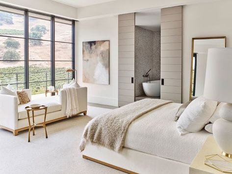 neutral tone modern bedroom design // white and cream bedroom decor // spacious master bedroom Cream Bedroom Decor, Dekorasi Kamar Tidur, Casa Vintage, Modern Bedroom Design, Master Bedrooms Decor, Contemporary Bedroom, Dream Bedroom, Design Case, Luxurious Bedrooms