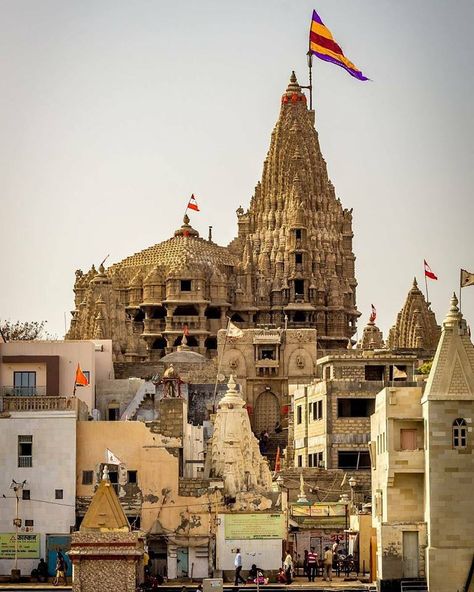 Dwarkadhish Temple, Dwarikadhish Hd Wallpaper, Krishna Image, Radha Raman, Miss You Images, Tattoo Designs Hand, Temple Photography, Hindu Religion, Henna Tattoo Designs Hand