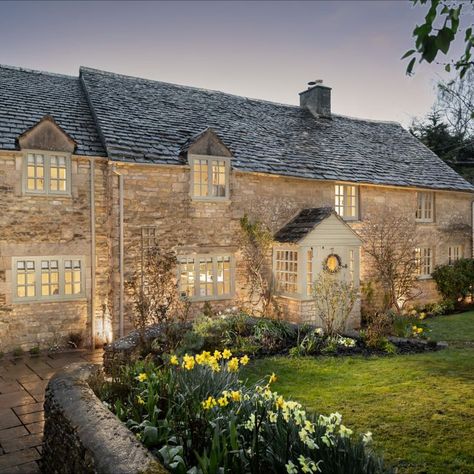 Bourton On The Water, British Homes, British Cottage, Binding 13, Cotswolds Cottage, English Houses, Dream Farmhouse, Countryside Cottage, England Homes