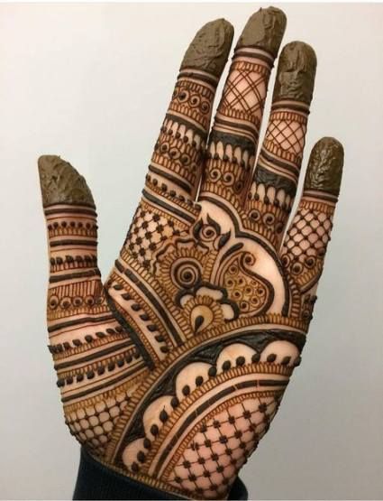 Palm Mehndi Design Unique Simple, Mehendi Designs For Right Hand, Latest Unique Mehndi Designs, Easy Mehandi Designs Style, Palm Mehndi Design Unique, Minimalist Mehendi, Mehndi Designs Finger, Henna Hand Designs, Mehndi Design Easy