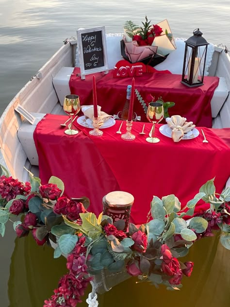 Boat Decorations Party, Boat Proposal Decoration, Proposal On Boat, Proposal Picnic Set Up, Boat Date Night, Boat Decorating Ideas Party, Romantic Picnic Ideas For Couples, Boat Date, Boat Picnic