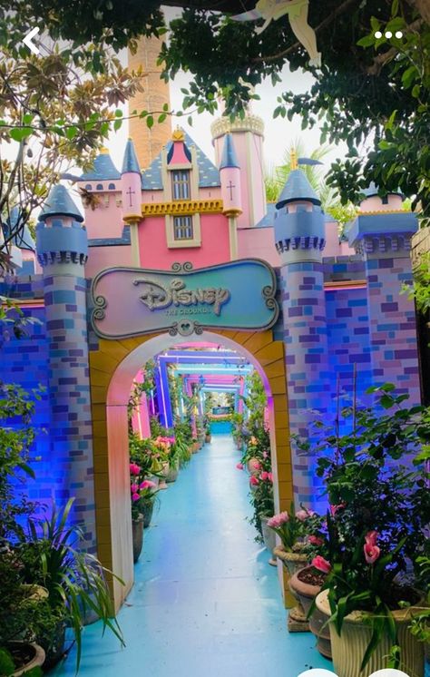 Disney Entrance, Disney World Birthday Party, Gender Reveal Baby Shower Themes, Disneyland Princess, Castle Party, Princess Illustration, Castle Background, Party Entrance, Disney Birthday Party