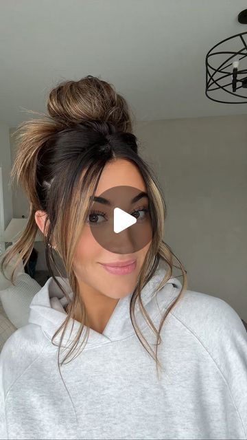 MADISON QUINN on Instagram: "You guys know I live for a messy hairstyle so all praise to @delaneychilds for this super easy & fool proof messy bun! Got lots of requests to save this one so I thought it needed a permanent spot on the feed 🫶🏽" Messy Updo Casual, Messy Up Do Hairstyles, High Messy Bun Updo, Rainy Hairstyles, Messy Buns For Medium Hair, Messy Low Ponytail, Easy Messy Hairstyles, Messy Hair Up, Cute Messy Hairstyles