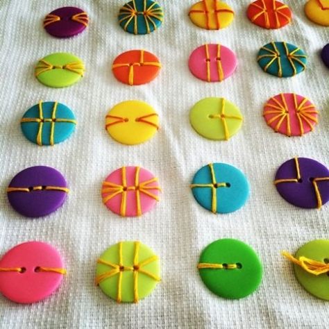 Diy Sy, Sew Ins, Diy Bricolage, Costura Diy, Pola Sulam, Button Art, Button Crafts, Diy Couture, Sewing A Button