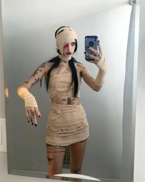 Mummy Costume, Cute Halloween Makeup, Clever Halloween Costumes, Halloween Party Outfits, Halloween Makeup Scary, Trendy Halloween Costumes, Scary Halloween Costumes, Halloween Mummy, Halloween Inspo