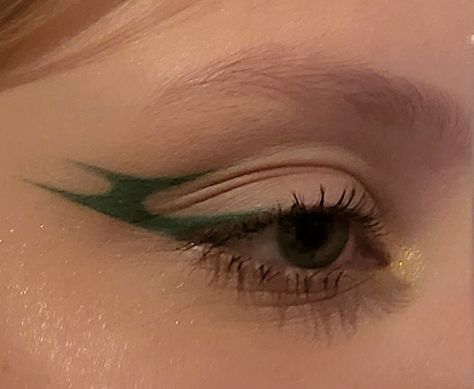 Green Eyeliner Aesthetic, Green Eyeliner Looks, Green Graphic Liner, Glam Rock Style, Green Eyeliner, Graphic Eyes, Graphic Makeup, Graphic Eyeliner, Formal Makeup