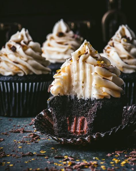 Whiskey Maple Chocolate Ganache Cupcakes - Cooking With Wine Blog Ganache Cupcakes, Chocolate Ganache Cupcakes, Maple Chocolate, Cooking With Wine, Super Bowl Party Food, Maple Buttercream, Bowl Party Food, Boozy Desserts, Chocolate Cupcakes