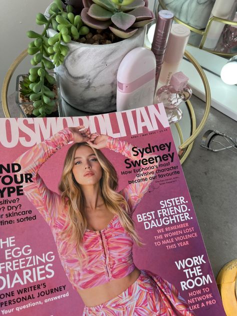 Cosmopolitan Aesthetic, Cassie Ho, Cosmo Magazine, Feeling 22, Magazine Vogue, Cosmopolitan Magazine, Sydney Sweeney, Her Campus, Book Aesthetics