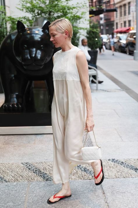 Michelle Williams' Flip-Flops Are Surprisingly Fashion Forward Michelle Williams Style, Summer Street Styles, Outfit Inspo 2023, Cream Jumpsuit, Party In New York, Celebrities Street Style, Breezy Outfit, Beauty Outfits, Off Duty Outfits