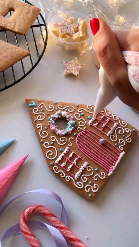 Gingerbread House In A Jar, Permanent Gingerbread House, Non Candy Gingerbread House, Gingerbreadhouse Christmas Decor, Xmas Gingerbread House, Gingerbread Houses Template, Ginger Bread House Party Decorations, Gingerbread House Tutorial Video, Ginger Bread House Candy Ideas