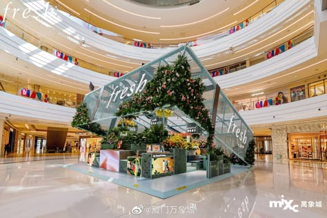 Fresh 'Beauty Theater' Pop-Up Space, MixC Xiamen Vientiane City China. Creative Booths, Event Booth Design, Booth Designs, Retail Space Design, Mall Decor, Popup Store, Stage Set Design, Showroom Interior Design, Vientiane