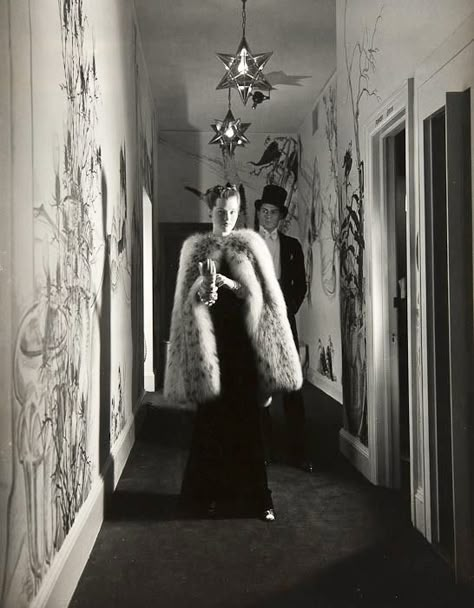 Mary Taylor 1935 Photo by Cecil Beaton A Night At The Opera, Cafe Society, English Fashion, Cecil Beaton, My Fair Lady, Vintage Fur, Vintage Glamour, Mode Vintage, Vintage Love