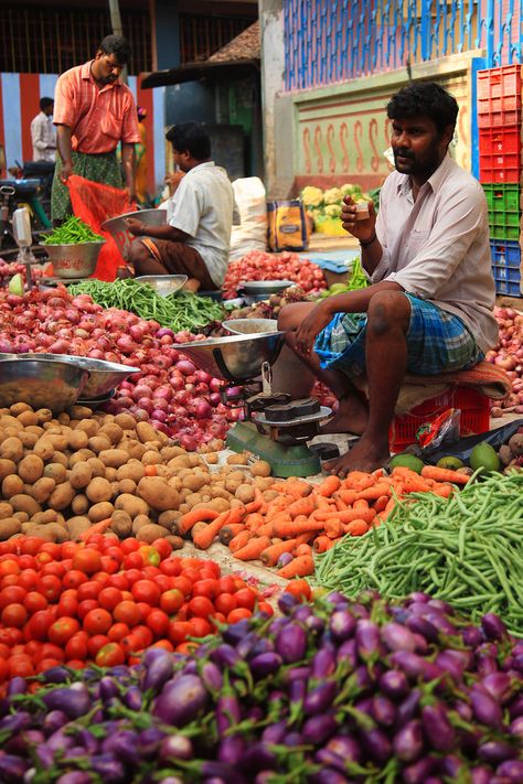 Vegetable Vendor, Chennai City, Market Photography, Amazing India, Calendar Of Events, Indian People, Traditional Market, India Photography, Online Calendar