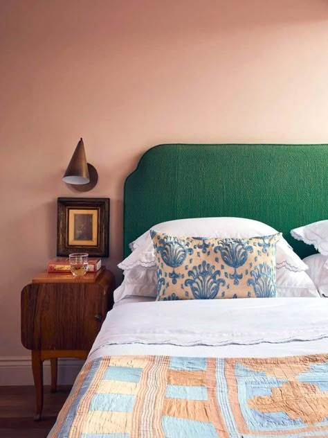 Modern Eclectic Bedding, Colorful Scandinavian Bedroom, Green Headboard Bedroom Ideas, Mexican Interiors, Interior Design Courses, Bedroom Bliss, Interior Work, Primary Bedroom, Spare Room