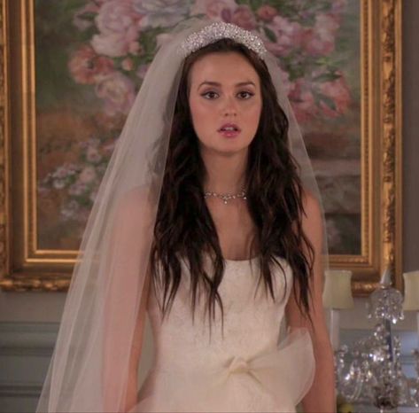 Blair Waldorf Wedding Hair, Blair Waldorf Wedding Dress, Blair Waldorf Wedding, Gossip Girl Wedding, Blair Waldorf Hair, Blair Wedding, Waldorf Aesthetic, Silver Hair Accessory, Blair Waldorf Aesthetic