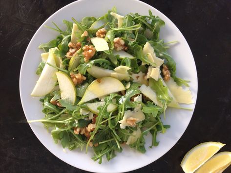 Walnut Salad Recipe, Pear Walnut Salad, Pear Salad Recipes, Parmesan Salad, Rocket Salad, Healthy Low Calorie Meals, Sous Vide Recipes, Pear Salad, Sous Vide Cooking