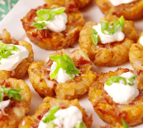 Easy Loaded Tater Tot Cups Recipe Leftover Tater Tot Recipes, Tater Tot Recipe, Tater Tot Cups, Tater Tot Appetizers, Loaded Tater Tot, Tater Tot Recipes, Bacon Cheeseburger Casserole, Lemon Icebox Pie, Tater Tot Breakfast