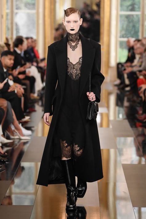 Valentino Fall 2024 Ready-to-Wear Runway, Fashion Show & Collection Review [PHOTOS] Valentino 2024, Fall Ready To Wear, Punk Street Style, Valentino Runway, Pierpaolo Piccioli, Ski Style, Valentino Haute Couture, Valentino Fashion, Grunge Coquette