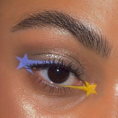 2 Color Eyeliner Look, Different Color Eyeliner Ideas, Makeup Inspo Graphic Liner, Multi Colored Eyeliner, Fun Easy Eyeliner Looks, Glow In The Dark Eyeliner, Star Graphic Liner Makeup, Star Makeup Eyeliner, Lightning Bolt Eyeliner