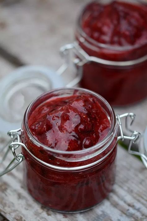 Lingonberry jam Lingonberry Dessert, Lingonberry Pie, Pannekoeken Recipe, Lingonberry Sauce, Lingonberry Recipes, Jam Muffins, Lingonberry Jam, Nordic Diet, Scandinavian Recipes