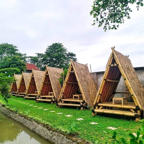 Ikan Air Tawar, Kolam Koi, Bamboo Diy, Hut House, Outdoor Restaurant Design, Bamboo House Design, Cafe Garden, Bamboo Architecture, Bamboo Decor