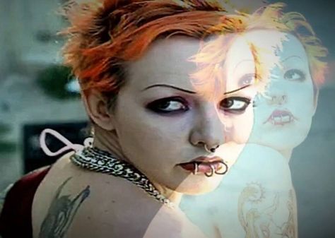 Toni Tiller 🧡🖤 Nu Metal Makeup Looks, 90s Makeup Grunge Punk, Mall Goth Makeup 90s, Mall Goth Makeup Male, Early 2000s Goth Makeup, Mall Goth Aesthetic, 90s Mall Goth, Mall Goth Magazine, Cool Piercings