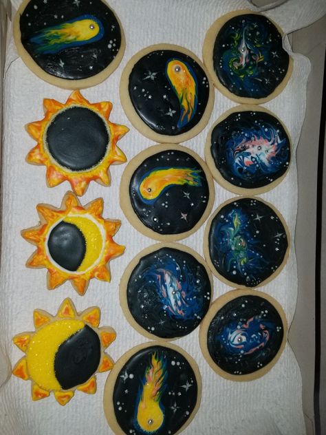 Comet space eclipse cookie Eclipse Cookies Decorated, Solar Eclipse Royal Icing Cookies, Solar Eclipse Decorated Cookies, Solar Eclipse Sugar Cookies, Solar Eclipse Party Dessert, Solar Eclipse Baked Goods, Solar Eclipse Cookies, Eclipse Cookies, Eclipse Party