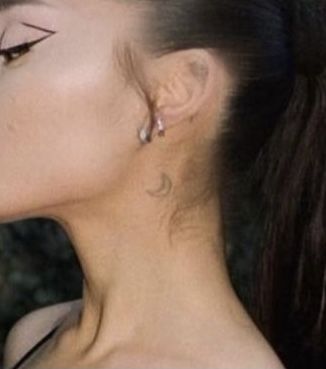 Arina Grande moon tattoo 🌜 Ariana Grande Crescent Moon Tattoo, Crescent Moon Neck Tattoo, Ariana Grande Ear Tattoo, Moon Tattoos Aesthetic, Tattoo Ideas Ariana Grande, Tattoos Behind Neck, Behind Ear Tattoo Moon, Moon Tattoo On Neck, Moon Tattoo Ear