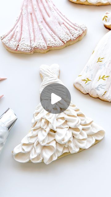 Bridal Cookies Ideas, Wedding Dress Sugar Cookies Decorated, Fancy Cookies Wedding, Bridal Shower Cookie Ideas, Wedding Dress Cookies Royal Icing, Bride To Be Cookies Decorated, Wedding Dress Sugar Cookies, Wedding Dress Cookies Decorated, Wedding Cookies Decorated Simple