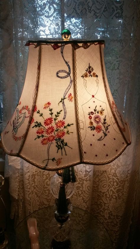 Lamp Shade made with vintage embroidery Vintage Bedside Lamps, Vintage Lamps Aesthetic, Decorated Lamp Shades, Cute Lamp Shades, Diy Vintage Lamp Shade, Vintage Lamp Aesthetic, Lampshade Embroidery, Antique Lamps Vintage Lighting, Embroidered Lamp Shade