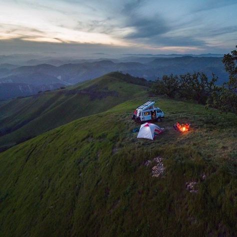 308 Pics From 'Project Van Life' Instagram That Will Make You Wanna Quit Your Job And Travel The World Vw T3 Camper, Camping Photos, Vw T3 Syncro, California Camping, Camping Photography, Camping Places, Camping Aesthetic, Life Guide, Van Living