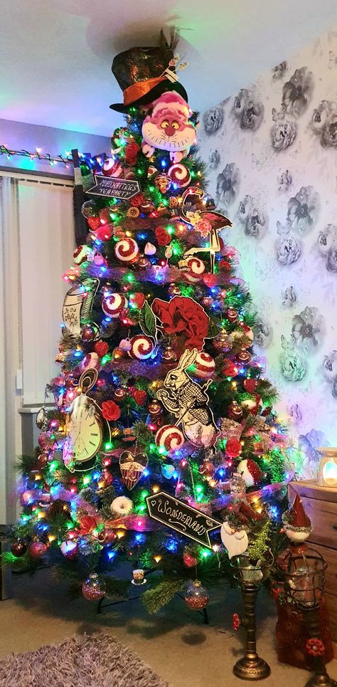 Alice In Wonderland Themed Christmas Tree, Queen Of Hearts Christmas Tree, Christmas Alice In Wonderland, Alice In Wonderland Tree Christmas, Alice In Wonderland Ornaments Diy, Mad Hatter Christmas Tree, Alice And Wonderland Christmas Tree, Alice In Wonderland Christmas Tree Ideas, Character Christmas Tree Ideas