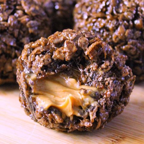 Cocoa crispy covered peanut butter bombs! -drooling- Cocoa Crispies Recipes, Coco Pebbles, Cocoa Pebbles Recipes, Coco Pebbles Cookies, Frito Dessert Peanut Butter, Cocoa Pebbles Treats, Fritos Peanut Butter No Bake, Cocoa Pebbles, Frito Chocolate Peanut Butter