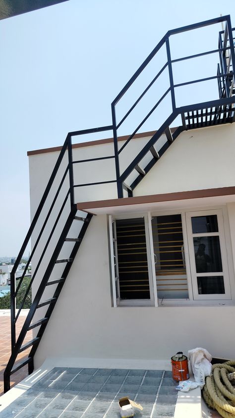 Terrace Iron Staircase, Steel Staircase Design Outdoor, Steel Stairs Design, Staircase Layout, Modern Main Gate Designs, Balcony Glass Design, Morden House, Staircase Design Modern, Grill Gate Design