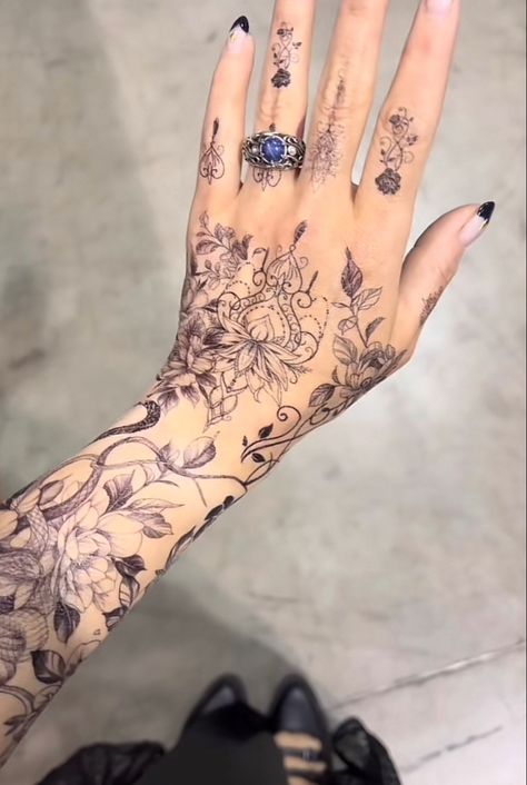 Acotar Tattoos Feyre Hand, Feyra Acheron Tattoo, Feyre Bargain Tattoo, Feyre Inspired Tattoo, Rhys And Feyre Tattoo, Feyres Tattoo Hand, Acotar Hand Tattoo, Feyre Tattoo Hand, Feyre Hand Tattoo