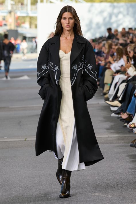 Chloé - Spring 2024 Ready-to-Wear https://www.vogue.com/fashion-shows/spring-2024-ready-to-wear/chloe/slideshow/collection#16 Chloe Fashion, Marchesa, Spring 2024, Elie Saab, Tom Ford, Paris Fashion, Runway Fashion, Paris Fashion Week, Fashion Collection