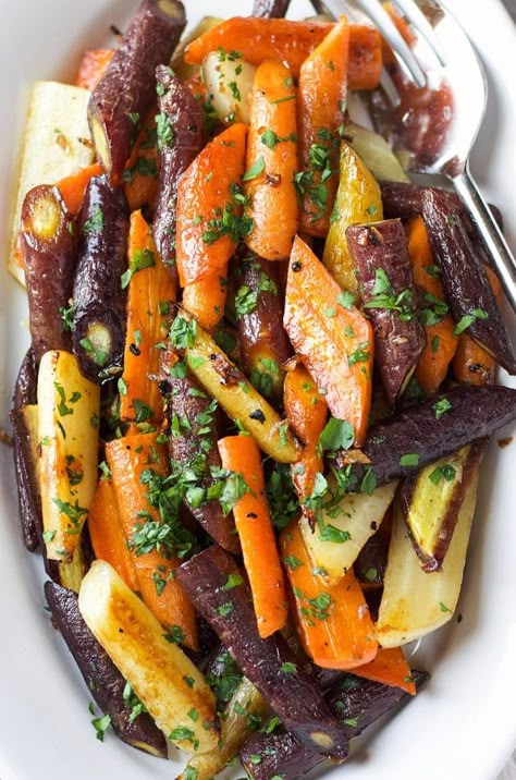 Carrots Thanksgiving, Rainbow Carrot Recipes, Carrots Garden, Garden In The Kitchen, Oven Roasted Carrots, Carrots Side Dish, Roasted Rainbow Carrots, Colorful Carrots, Roasted Carrots Recipe