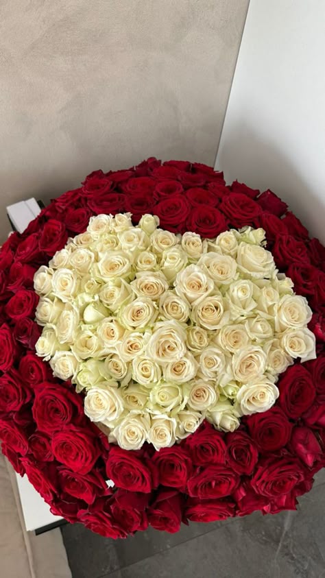 Food Bouquet, Luxury Bouquet, Luxury Flower Bouquets, Bouquet Of Roses, Boquette Flowers, Wallpaper Flowers, Rich Girl Lifestyle, Nothing But Flowers, Dream Gift