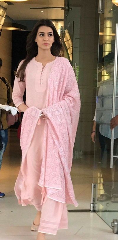 Bollywood Cotton Salwar Suit Designs Kriti Sanon Suit, Suit Punjabi, Indian Kurti Designs, Baby Pink Dresses, Kameez Designs, Indian Designer Suits, Boutique Suits, Salwar Designs, Long Kurti Designs