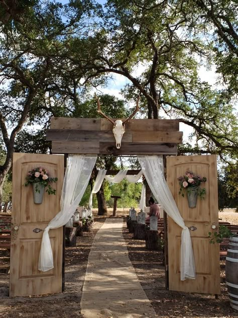 Wedding Doors Entrance Outdoor Ceremony, Barn Door Wedding, Farmhouse Weddings, Cheap Backyard Wedding, Wedding In Fall, Wedding Doors, Field Wedding, Ideas Para Boda, Fall Bridal Shower